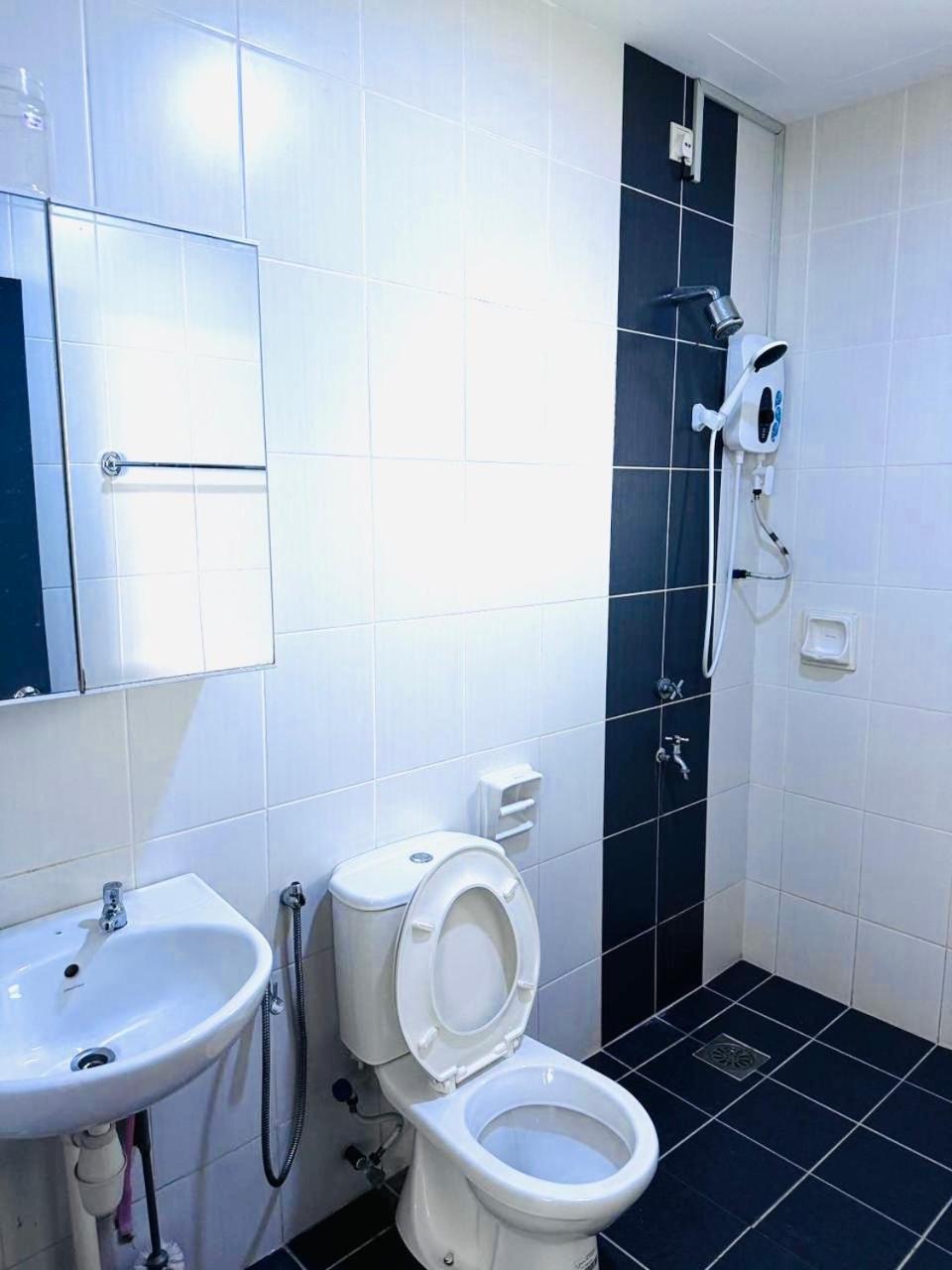 Sandakan Spacious And Comfortable Pool View Condo Exterior photo