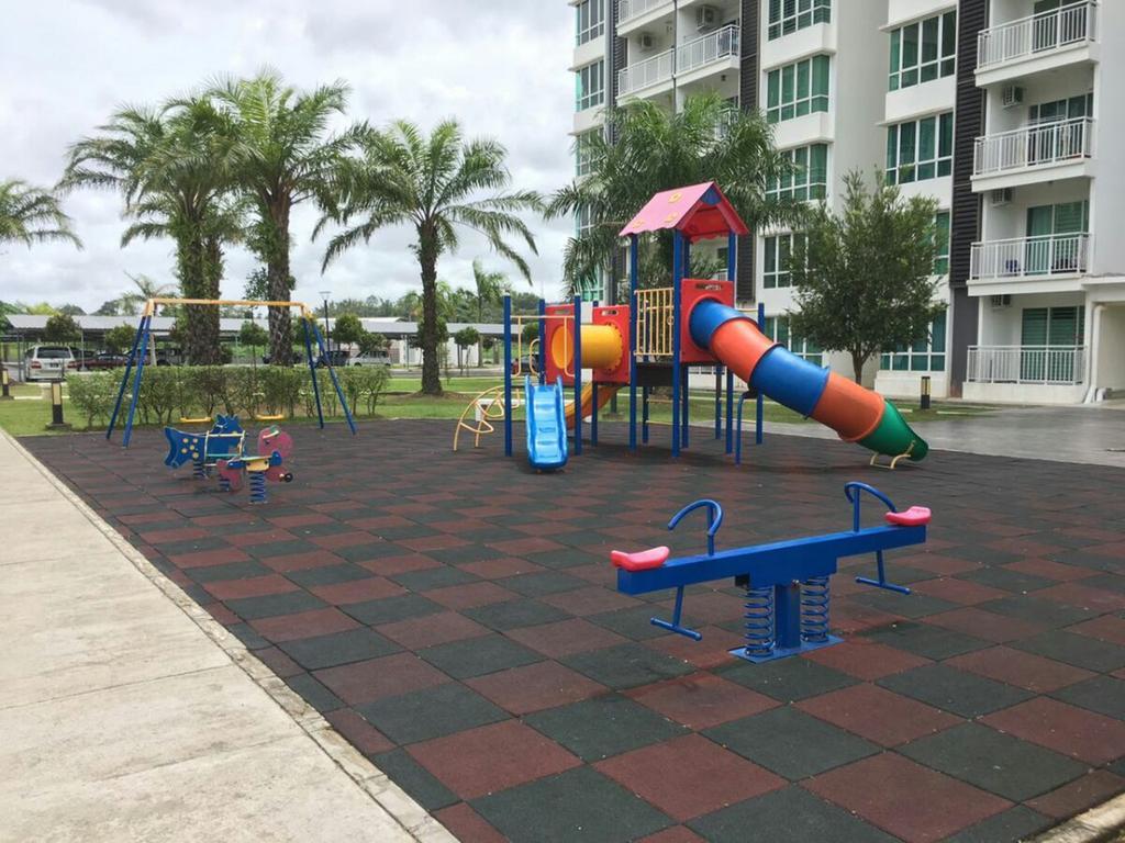 Sandakan Spacious And Comfortable Pool View Condo Exterior photo
